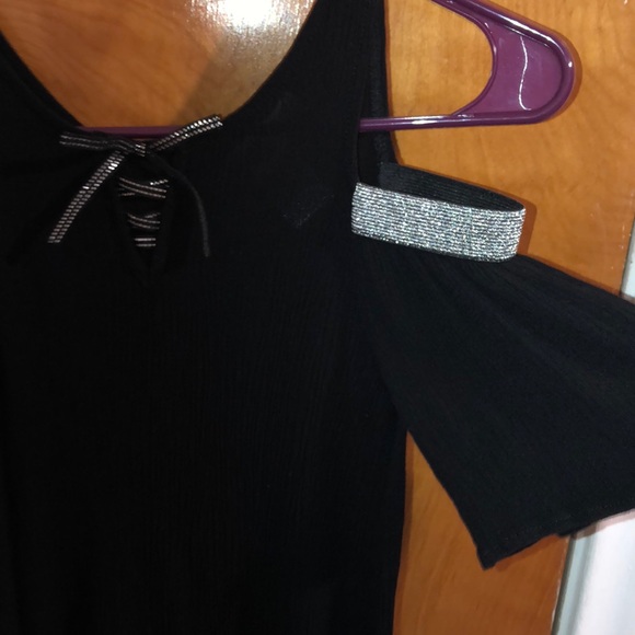 Cold shoulder Top - Picture 2 of 5